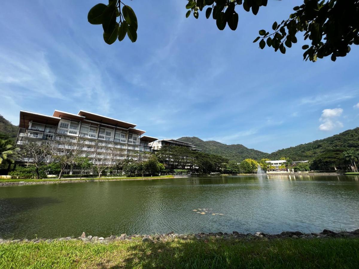 Bonel Condo At Pico De Loro Cutad Exteriör bild
